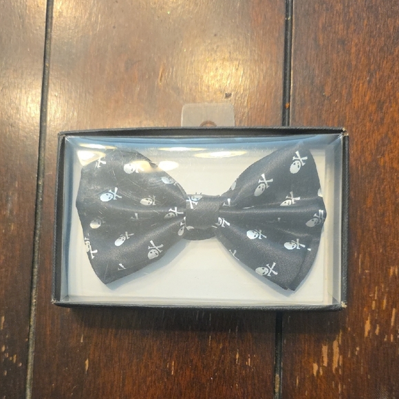 Black Skull Suspenders and Bow Tie Set - Picture 4 of 4